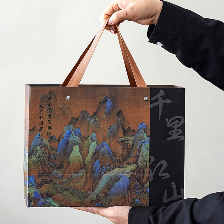 Кутија за подарок од керамичка кригла проткаена со духот на планините и реките - држејќи ја во ваши раце носи чувство на топлина.