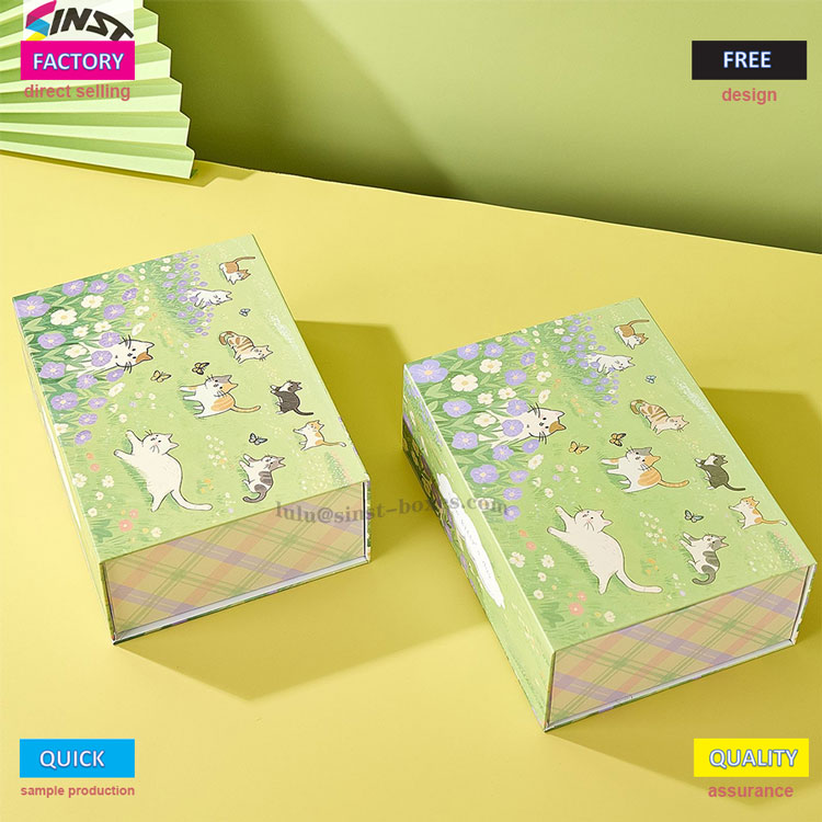 Кутија за подароци со приврзок од слатки кадифени мачки